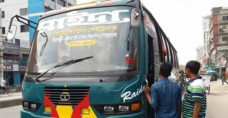 রাজধানীতে দুই বাসের রেষারেষি, প্রাণ গেল ভিক্টর পরিবহনের হেলপারের