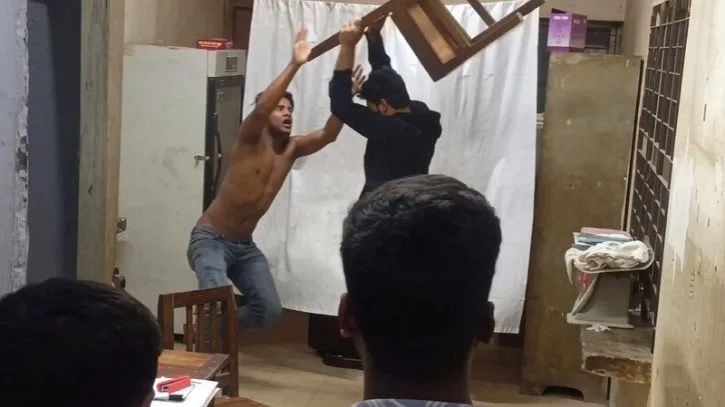 হাসপাতালে স্বেচ্ছাসেবক দলের নেতাকে পেটালেন ছাত্রদল নেতা, ভিডিও ভাইরাল