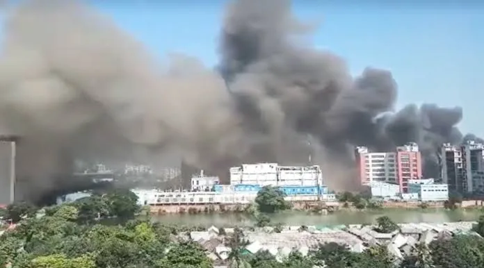 টঙ্গীতে ওষুধ কারখানায় ভয়াবহ আগুন, ২১ ইউনিটের সঙ্গে উদ্ধারকাজে সেনাবাহিনী-বিজিবি
