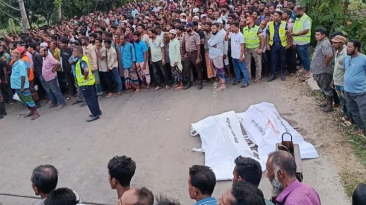 খুলনায় বাস-ট্রাক সংঘর্ষে নিহত ৪, আহত ৪০